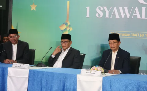 Menteri Agama Nasaruddin Umar (tengah) didampingi Wakil Menteri Agama Romo Muhammad Syafii (tengah) dan Wakil Ketua Umum MUI Choli Nafis (kiri) menyampaikan konferensi pers hasil Sidang Isbat 1 Syawal 1447 Hijriah di Jakarta, Kamis (19/03/2026).