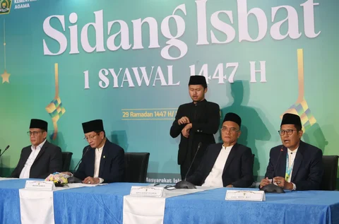 Menteri Agama Nasaruddin Umar (kedua kiri)) didampingi Wakil Menteri Agama Romo Muhammad Syafii (kiri),  Ketua Komisi VIII DPR Marwan Dasopang (kedua anan) dan Dirjen Bimas Islam Abu Rokhmad (kiri)  menyampaikan konferensi pers hasil Sidang Isbat 1 Syawal 1447 Hijriah di Jakarta, Kamis (19/03/2026).