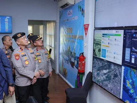 Kasatgas Humas Ops Ketupat 2026 Brigjen Pol Tjahyono Saputro bersama jajaran meninjau arus mudik di Bandara Soekarno Hatta, banten, Kamis (19/03/2026) guna memastikan kelancaran operasional dan pelayanan selama mudik 2026.