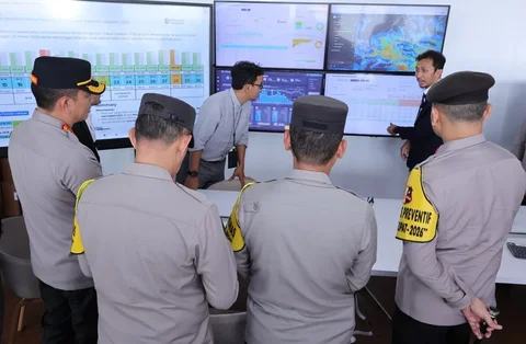 Kasatgas Humas Ops Ketupat 2026 Brigjen Pol Tjahyono Saputro bersama jajaran meninjau arus mudik di Bandara Soekarno Hatta, banten, Kamis (19/03/2026) guna memastikan kelancaran operasional dan pelayanan selama mudik 2026.