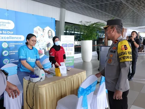 Kasatgas Humas Ops Ketupat 2026 Brigjen Pol Tjahyono Saputro meninjau arus mudik di Bandara Soekarno Hatta, banten, Kamis (19/03/2026) guna memastikan kelancaran operasional dan pelayanan selama mudik 2026.