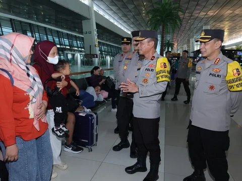 Kasatgas Humas Ops Ketupat 2026 Brigjen Pol Tjahyono Saputro bersama jajaran meninjau arus mudik di Bandara Soekarno Hatta, banten, Kamis (19/03/2026) guna memastikan kelancaran operasional dan pelayanan selama mudik 2026.