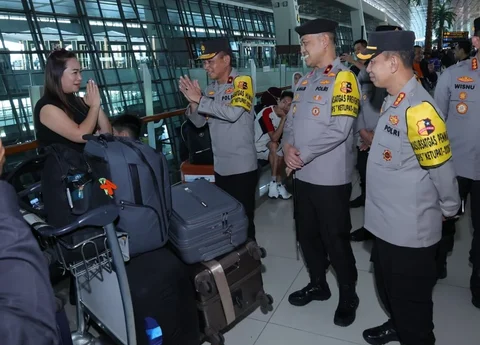 Kasatgas Humas Ops Ketupat 2026 Brigjen Pol Tjahyono Saputro bersama jajaran meninjau arus mudik di Bandara Soekarno Hatta, banten, Kamis (19/03/2026) guna memastikan kelancaran operasional dan pelayanan selama mudik 2026.