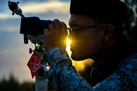 Petugas Rukyatul Hilal Kementerian Agama Provinsi Aceh melakukan pemantauan hilal di kantor observatorium Tgk Chiek Kuta Karang Kementerian Agama Aceh, Lhoknga, Aceh Besar, Aceh, Kamis (19/3/2026