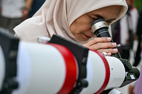 Petugas Rukyatul Hilal Kementerian Agama Provinsi Aceh melakukan pemantauan hilal di kantor observatorium Tgk Chiek Kuta Karang Kementerian Agama Aceh, Lhoknga, Aceh Besar, Aceh, Kamis (19/3/2026