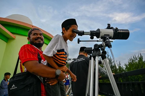 Petugas Rukyatul Hilal Kementerian Agama Provinsi Aceh me ngajak anak-anak melakukan pemantauan hilal di kantor observatorium Tgk Chiek Kuta Karang Kementerian Agama Aceh, Lhoknga, Aceh Besar, Aceh, Kamis (19/3/2026