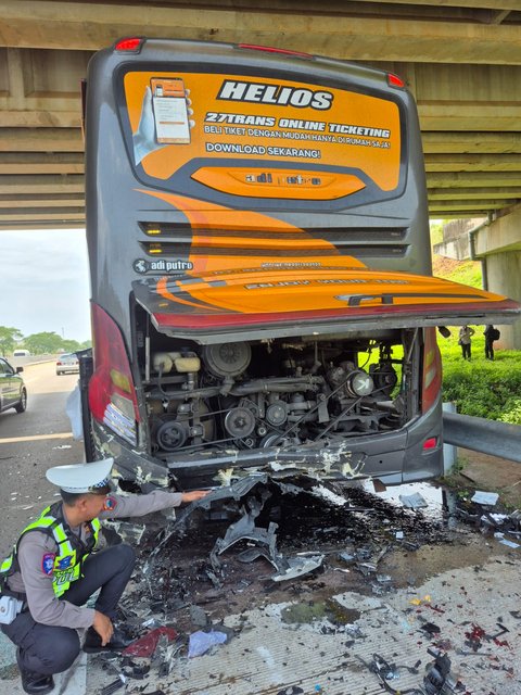 Xpander Tabrak Bus Saat One Way, 2 Orang Tewas