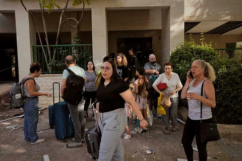 Petugas Layanan Darurat Israel  memeriksa kerusakan yang terjadi pada sebuah bangunan akibat serangan rudal Iran di Beersheba, Israel selatan, Selasa (24/06/2025).