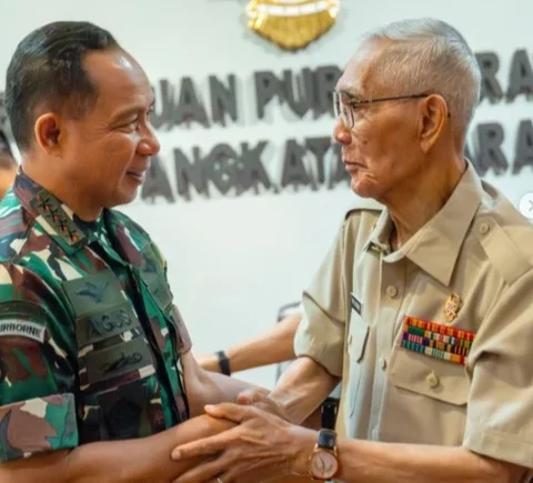 Momen Hangat Panglima TNI dan Jenderal Sepuh Try Sutrisno, Eratkan Tali Keprajuritan