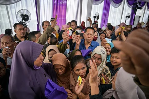Warga mengantre untuk menerima pakaian, bahan makanan pokok, dan perlengkapan rumah tangga yang dibagikan oleh Asosiasi Organisasi Wanita (GOW) bersama Pemkot Surabaya dalam aksi sosial tahunan Ramadan di Surabaya, Senin (02/03/2026).