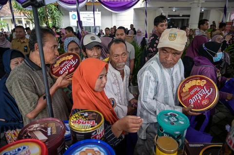 Warga menerima barang-barang gratis seperti pakaian, bahan makanan pokok, dan perlengkapan rumah tangga yang disediakan oleh Asosiasi Organisasi Wanita (GOW) dan Pemkot Surabaya daerah dalam aksi sosial tahunan Ramadan di Surabaya, Senin (02/03/2026).