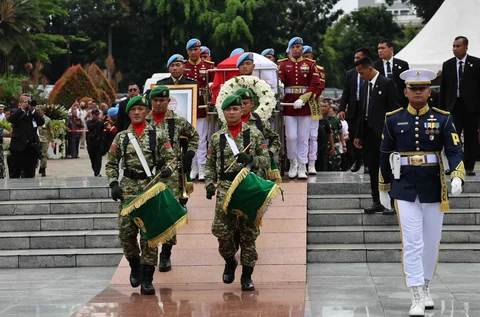 Personel Paspampres membawa jenazah Wakil Presiden ke-6 Try Sutrisno saat pemakaman di Taman Makam Pahlawan Kalibata , Jakarta, Senin (2/3/2026). Try Sutrisno wafat di Rumah Sakit Pusat Angkatan Darat (RSPAD) Gatot Soebroto, Jakarta, pada Senin (2/3) di usia 90 tahun.