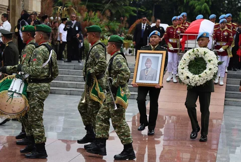 Personel Paspampres membawa jenazah Wakil Presiden ke-6 Try Sutrisno saat pemakaman di Taman Makam Pahlawan Kalibata , Jakarta, Senin (2/3/2026). Try Sutrisno wafat di Rumah Sakit Pusat Angkatan Darat (RSPAD) Gatot Soebroto, Jakarta, pada Senin (2/3) di usia 90 tahun.