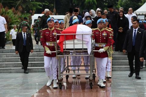 Personel Paspampres membawa jenazah Wakil Presiden ke-6 Try Sutrisno saat pemakaman di Taman Makam Pahlawan Kalibata , Jakarta, Senin (2/3/2026). Try Sutrisno wafat di Rumah Sakit Pusat Angkatan Darat (RSPAD) Gatot Soebroto, Jakarta, pada Senin (2/3) di usia 90 tahun.