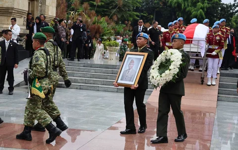 Personel Paspampres membawa jenazah Wakil Presiden ke-6 Try Sutrisno saat pemakaman di Taman Makam Pahlawan Kalibata , Jakarta, Senin (2/3/2026). Try Sutrisno wafat di Rumah Sakit Pusat Angkatan Darat (RSPAD) Gatot Soebroto, Jakarta, pada Senin (2/3) di usia 90 tahun.