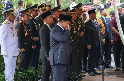 Presiden Prabowo Subianto memimpin upacara pemakaman almarhum Wakil Presiden ke-6 RI Try Sutrisno di Taman Makam Pahlawan (TMP) Kalibata, Jakarta Selatan, Senin (2/3/2026).