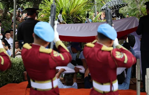 Personel Paspampres membawa jenazah Wakil Presiden ke-6 Try Sutrisno saat pemakaman di Taman Makam Pahlawan Kalibata , Jakarta, Senin (2/3/2026).