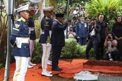 Presiden Prabowo Subianto memimpin upacara pemakaman almarhum Wakil Presiden ke-6 RI Try Sutrisno di Taman Makam Pahlawan (TMP) Kalibata, Jakarta Selatan, Senin (2/3/2026).