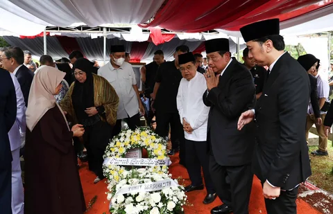 Presiden ke-6 RI Susilo Bambang Yudhoyono, bersama Wapres ke-10 dan ke-12 Jusuf Kalla saat pemakaman  Wakil Presiden ke-6 Try Sutrisno i Taman Makam Pahlawan Kalibata , Jakarta, Senin (2/3/2026).