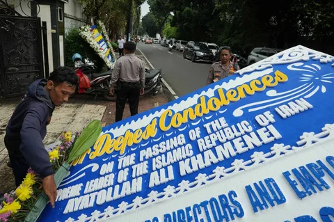 Seorang pekerja mengantarkan karangan bunga belasungkawa untuk Pemimpin Tertinggi Iran Ayatollah Ali Khamenei di luar kediaman duta besar Iran, di Jakarta, , Senin (02/02/2026).