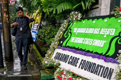 Karangan bunga yang ditinggalkan untuk mengenang pemimpin tertinggi Iran, Ayatollah Ali Khamenei, terlihat di depan kediaman Duta Besar Iran untuk Indonesia di Jakarta,  Senin (02/02/2026).