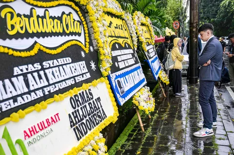 Karangan bunga yang ditinggalkan untuk mengenang pemimpin tertinggi Iran, Ayatollah Ali Khamenei, terlihat di depan kediaman Duta Besar Iran untuk Indonesia di Jakarta,  Senin (02/02/2026).