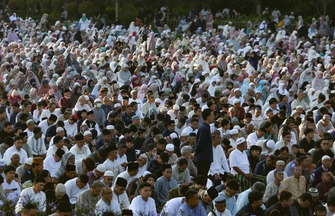 Ribuan jemaah Muhammadiyah melaksanakan Salat Idul Fitri 1447 Hijriah di Lapangan Sempur, Kota Bogor, Jawa Barat, Jumat (20/03/2026).