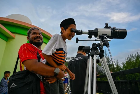 Petugas Rukyatul Hilal Kementerian Agama Provinsi Aceh me ngajak anak-anak melakukan pemantauan hilal di kantor observatorium Tgk Chiek Kuta Karang Kementerian Agama Aceh, Lhoknga, Aceh Besar, Aceh, Kamis (19/3/2026