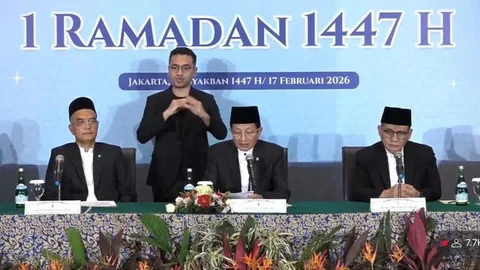 Tim Rukyatul Hilal usai meneropong posisi hilal di Mesjid Al Musriyiin, Jakarta, Kamis (16/7/2015). Rukyatul Hilal dilanjutkan dengan sidang Isbat untuk menentukan jatuhnya Idul Fitri 1 Syawa