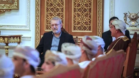 Sekretaris Dewan Keamanan Nasional Tertinggi Iran Ali Larijani di Muscat, Oman, Selasa (10/2/2026). (Dok. Erfan Kouchari/Kantor Dewan Keamanan Nasional Tertinggi Iran via AP)
