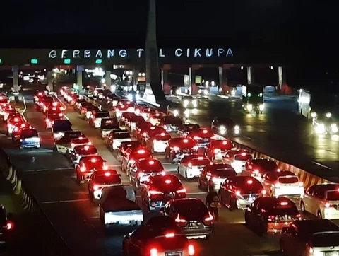 PT Marga Mandalasakti (MMS) menambah unit gardu layanan transaksi di Tol Tangerang-Merak untuk menghadapi lonjakan kendaraan saat mudik Lebaran 2026. Simak detail persiapan MMS Tol Tangerang-Merak Lebaran 2026.