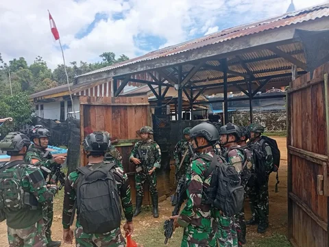 Anggota TNI bersama aparat terkait mengevakuasi warga terdampak gangguan keamanan di Distrik Aifat Timur Jauh, Kabupaten Maybrat, Papua Barat Daya, Selasa (17/03/2026).