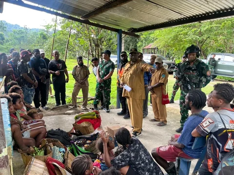Anggota TNI bersama aparat terkait mengevakuasi warga terdampak gangguan keamanan di Distrik Aifat Timur Jauh, Kabupaten Maybrat, Papua Barat Daya, Selasa (17/03/2026).