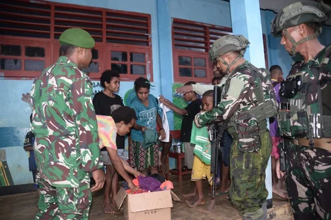 Anggota TNI bersama aparat terkait mengevakuasi warga terdampak gangguan keamanan di Distrik Aifat Timur Jauh, Kabupaten Maybrat, Papua Barat Daya, Selasa (17/03/2026).