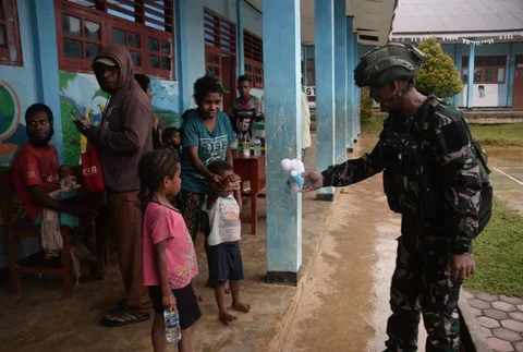 Anggota TNI bersama aparat terkait mengevakuasi warga terdampak gangguan keamanan di Distrik Aifat Timur Jauh, Kabupaten Maybrat, Papua Barat Daya, Selasa (17/03/2026).