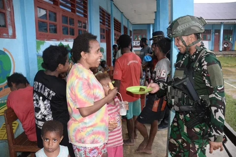 Anggota TNI bersama aparat terkait mengevakuasi warga terdampak gangguan keamanan di Distrik Aifat Timur Jauh, Kabupaten Maybrat, Papua Barat Daya, Selasa (17/03/2026).