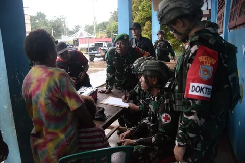 Anggota TNI bersama aparat terkait mengevakuasi warga terdampak gangguan keamanan di Distrik Aifat Timur Jauh, Kabupaten Maybrat, Papua Barat Daya, Selasa (17/03/2026).