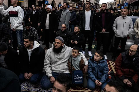 Para jamaah muslim melaksanakan salat Idul Fitri di sepanjang jalan Salah al-Din setelah polisi menghalangi mereka mendekati tembok kota tua Yerusalem, Jumat (20/03/2025).