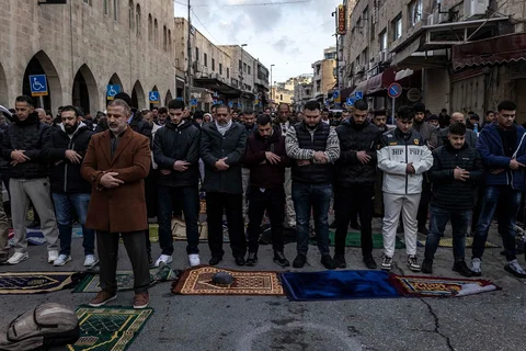 Para jamaah muslim melaksanakan salat Idul Fitri di sepanjang jalan Salah al-Din setelah polisi menghalangi mereka mendekati tembok kota tua Yerusalem, Jumat (20/03/2025).