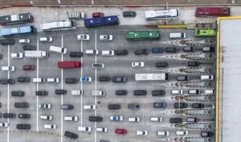 Volume kendaraan pemudik yang melintasi Gerbang Tol Kalikangkung Semarang masih menunjukkan angka tinggi menjelang Lebaran 2026, meskipun ada sedikit penurunan. Simak detailnya.