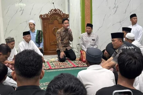 Wakil Presiden Gibran Rakabuming Raka mengumumkan bahwa Kantor Wapres Gibran buka aduan bagi masyarakat yang menghadapi berbagai persoalan, termasuk kesulitan membayar SPP dan menebus ijazah, menunjukkan komitmennya dalam melayani warga.