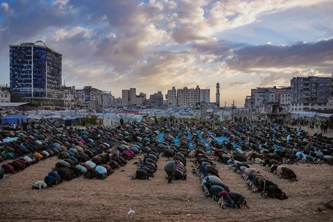 Umat Muslim Palestina melaksanakan salat Idul Fitri di tengah reruntuhan bangunan yang hancur di Jabaliya, Jalur Gaza, Jumat, (20/03/2026).