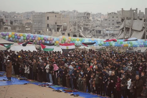Umat Muslim Palestina melaksanakan salat Idul Fitri di tengah reruntuhan bangunan yang hancur di Jabaliya, Jalur Gaza, Jumat, (20/03/2026).