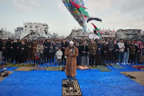Umat Muslim Palestina melaksanakan salat Idul Fitri di tengah reruntuhan bangunan yang hancur di Jabaliya, Jalur Gaza, Jumat, (20/03/2026).