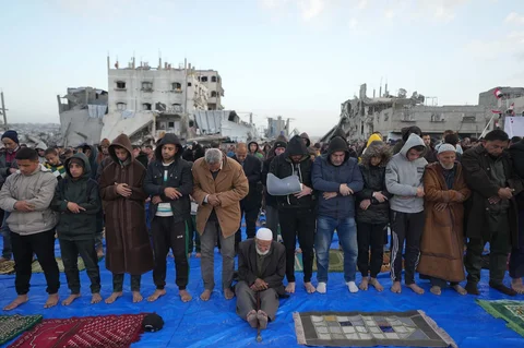 Umat Muslim Palestina melaksanakan salat Idul Fitri di tengah reruntuhan bangunan yang hancur di Jabaliya, Jalur Gaza, Jumat, (20/03/2026).