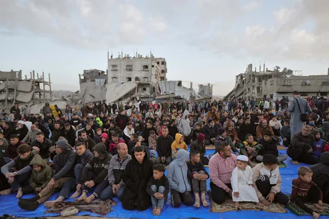 Umat Muslim Palestina melaksanakan salat Idul Fitri di tengah reruntuhan bangunan yang hancur di Jabaliya, Jalur Gaza, Jumat, (20/03/2026).