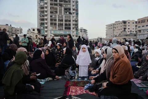 Umat Muslim Palestina saat  melaksanakan salat Idul Fitri di tengah reruntuhan bangunan yang hancur di Jabaliya, Jalur Gaza, Jumat, (20/03/2026).