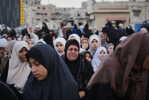 Umat Muslim Palestina usai  melaksanakan salat Idul Fitri di tengah reruntuhan bangunan yang hancur di Jabaliya, Jalur Gaza, Jumat, (20/03/2026).