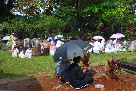 Warga melakukan ziarah kubur usai melakukan shalat Idul Fitri di tempat pemakaman umum (TPU) Cibinong, Bogor, Sabtu (21/03/2026).