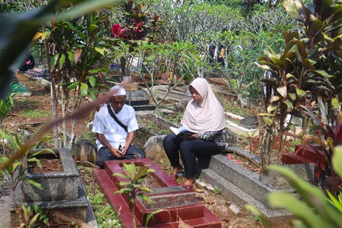 Warga melakukan ziarah kubur usai melakukan shalat Idul Fitri di tempat pemakaman umum (TPU) Cibinong, Bogor, Sabtu (21/03/2026).